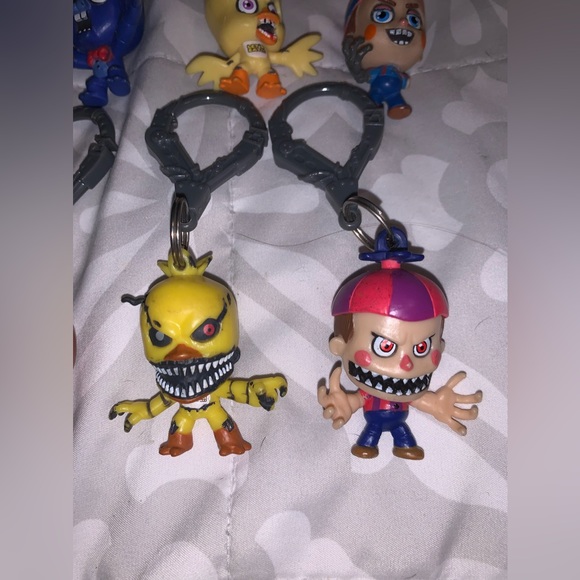 Vintage 2016 Five Nights At Freddy’s 13 Vinyl Figure Hanger bag Clip’s Bundle - Picture 3 of 13